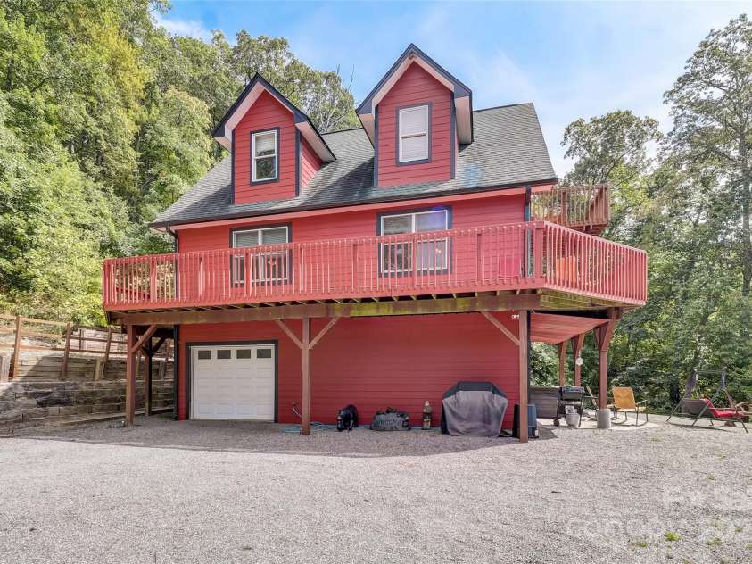 11 Roberts Drive, Swannanoa, NC 28778.  MLS# CAR4243146, YatesRealty ID 5952. 