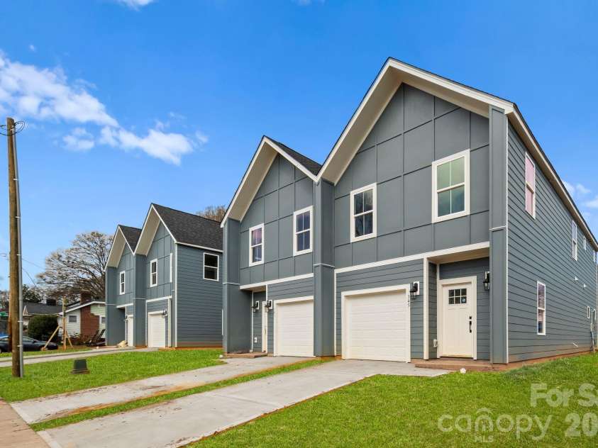 345 Hoskins Road, Charlotte, NC 28216.  MLS# CAR4354408, YatesRealty ID 5952. 