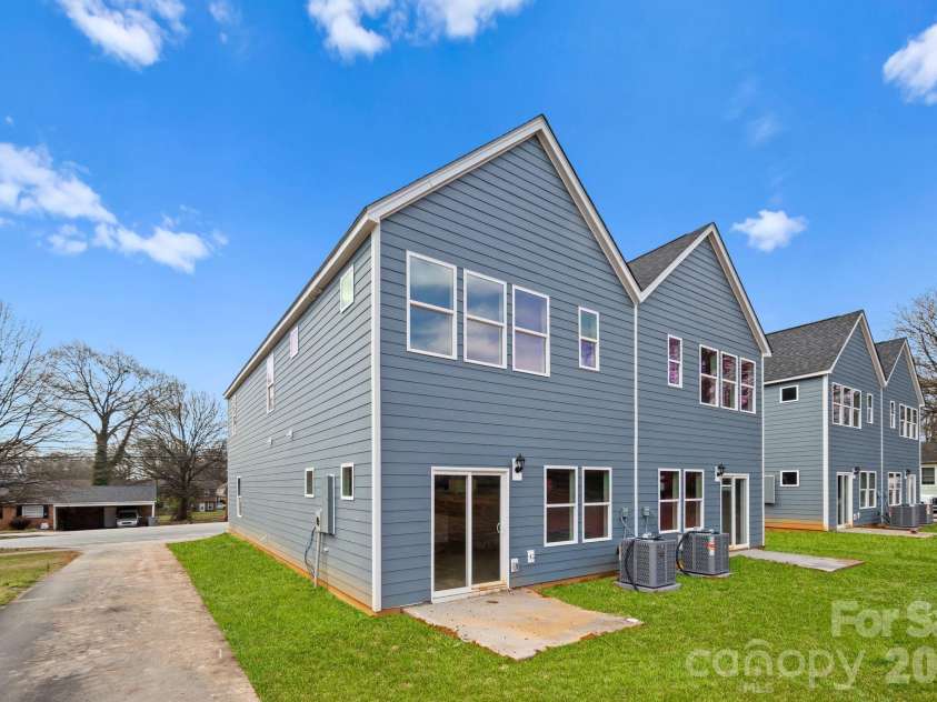 345 Hoskins Road, Charlotte, NC 28216.  MLS# CAR4354408, YatesRealty ID 5952. 