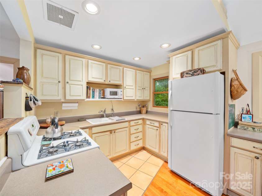 9405 NC 261 Highway, Bakersville, NC 28705.  MLS# CAR4295117, YatesRealty ID 5953. 