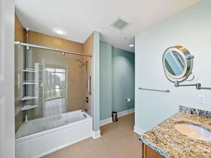 222 Caldwell Street, Charlotte, NC 28202.  MLS# CAR4299365, YatesRealty ID 5956. 