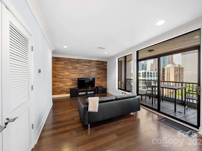 222 Caldwell Street, Charlotte, NC 28202.  MLS# CAR4299365, YatesRealty ID 5956. 