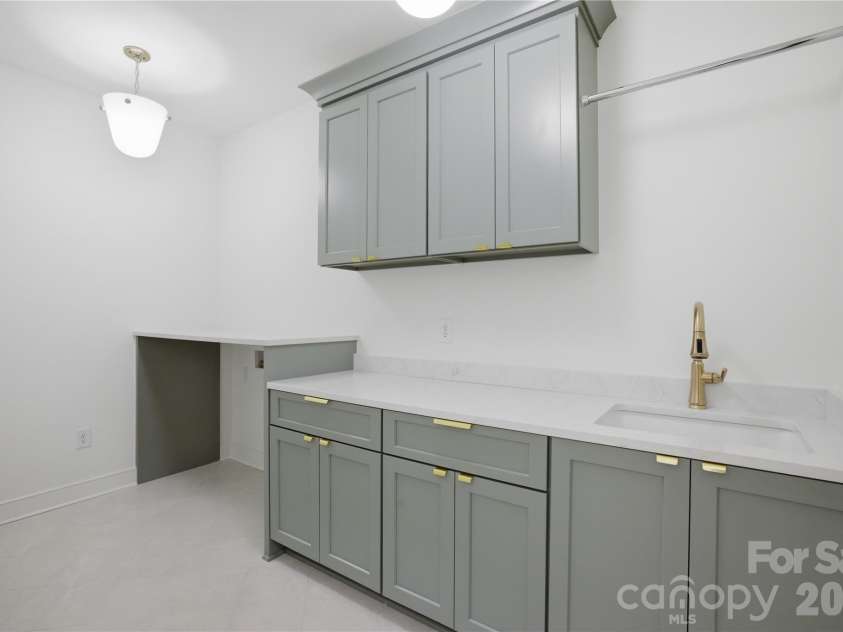 1519 Lynway Drive, Charlotte, NC 28203.  MLS# CAR4298826, YatesRealty ID 596. 