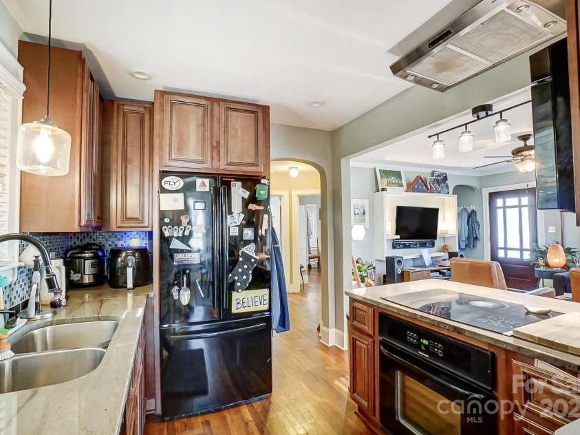 3800 Craig Avenue, Charlotte, NC 28211.  MLS# CAR4226664, YatesRealty ID 5960. 