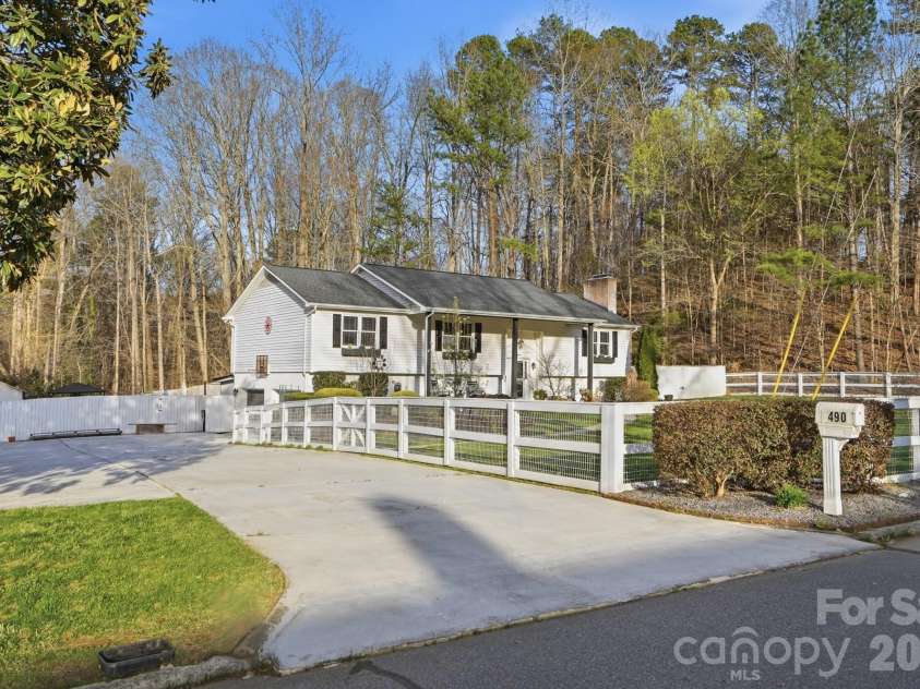 490 Woodend Drive, Concord, NC 28025.  MLS# CAR4357912, YatesRealty ID 5961. 