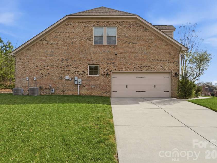 2650 Stonewood View, Kannapolis, NC 28081.  MLS# CAR4331034, YatesRealty ID 5962. 2-Car Side Load Garage