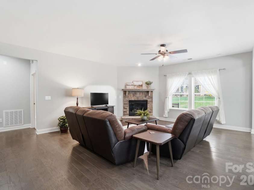 2650 Stonewood View, Kannapolis, NC 28081.  MLS# CAR4331034, YatesRealty ID 5962. Great Room