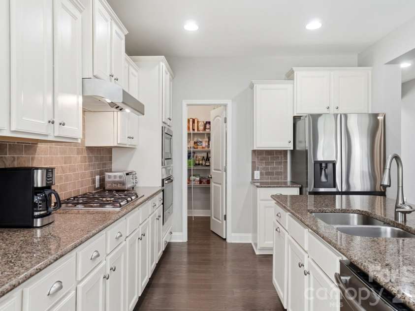 2650 Stonewood View, Kannapolis, NC 28081.  MLS# CAR4331034, YatesRealty ID 5962. Kitchen View