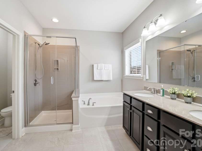 2650 Stonewood View, Kannapolis, NC 28081.  MLS# CAR4331034, YatesRealty ID 5962. Primary Bath View