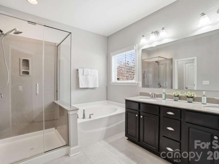 2650 Stonewood View, Kannapolis, NC 28081.  MLS# CAR4331034, YatesRealty ID 5962. Spa-Like Bath