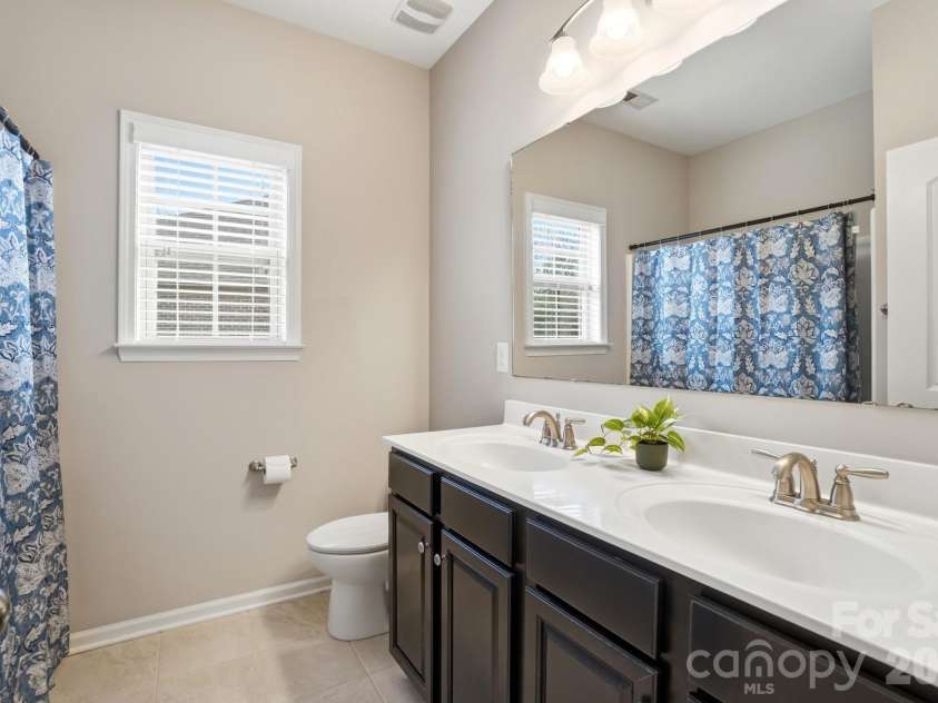 2650 Stonewood View, Kannapolis, NC 28081.  MLS# CAR4331034, YatesRealty ID 5962. Upper Level Full Bath