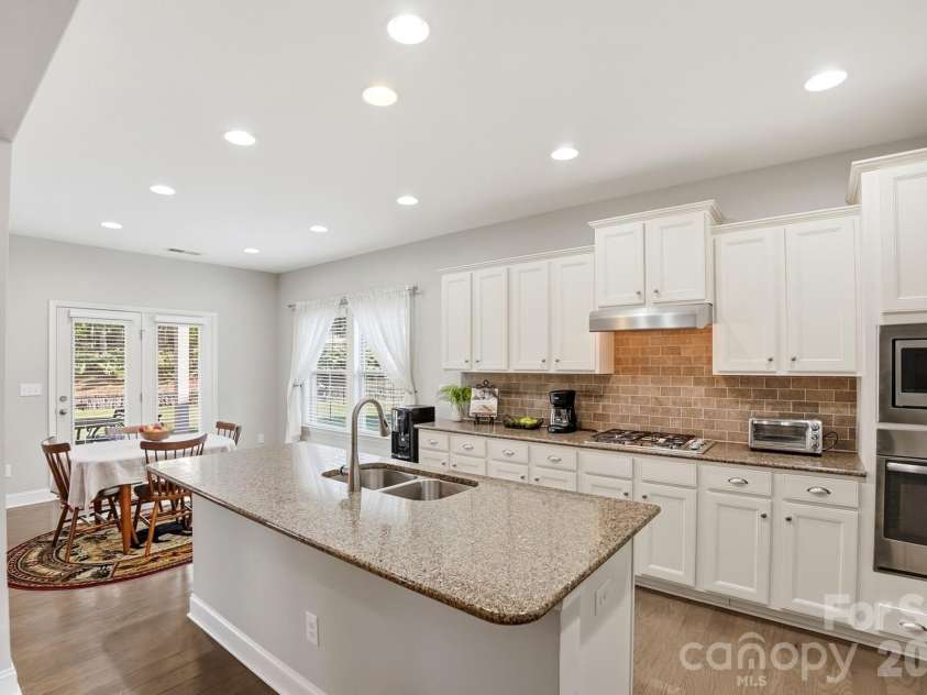 2650 Stonewood View, Kannapolis, NC 28081.  MLS# CAR4331034, YatesRealty ID 5962. Wall Oven