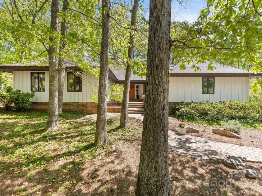21 Hollyberry Woods, Lake Wylie, SC 29710.  MLS# CAR4241992, YatesRealty ID 5963. Curb appeal, curb appeal!  This mid century modern home is a whole vibe!