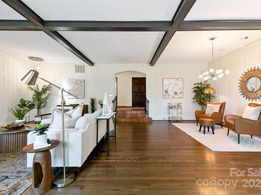 21 Hollyberry Woods, Lake Wylie, SC 29710.  MLS# CAR4241992, YatesRealty ID 5963. Great entertaining in this  huge great room with warm hardwood flooring and decorative ceiling beams.