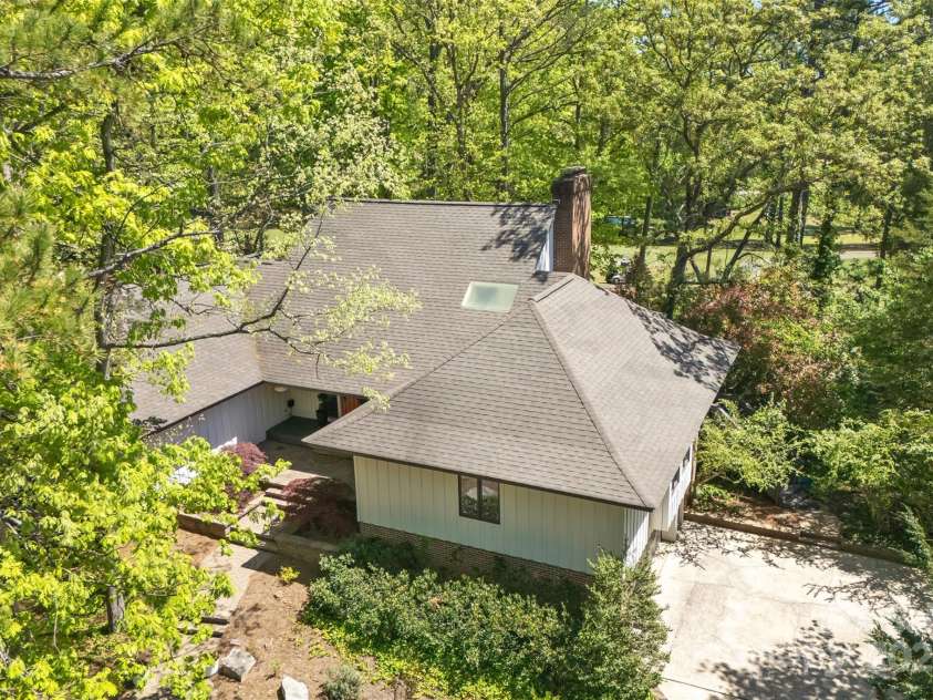 21 Hollyberry Woods, Lake Wylie, SC 29710.  MLS# CAR4241992, YatesRealty ID 5963. This home makes a statement!