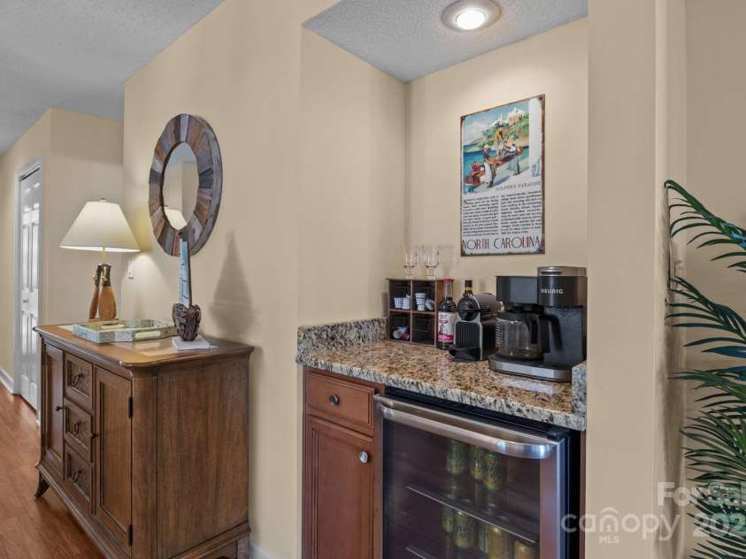 18009 Kings Point Drive, Cornelius, NC 28031.  MLS# CAR4302970, YatesRealty ID 5964. 