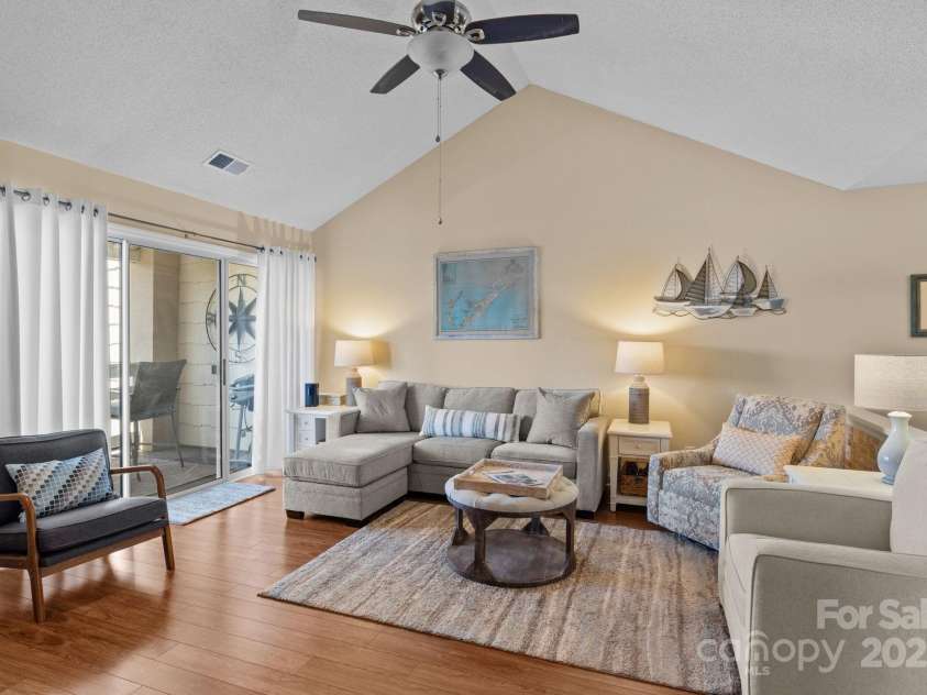 18009 Kings Point Drive, Cornelius, NC 28031.  MLS# CAR4302970, YatesRealty ID 5964. 