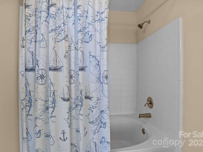 18009 Kings Point Drive, Cornelius, NC 28031.  MLS# CAR4302970, YatesRealty ID 5964. 