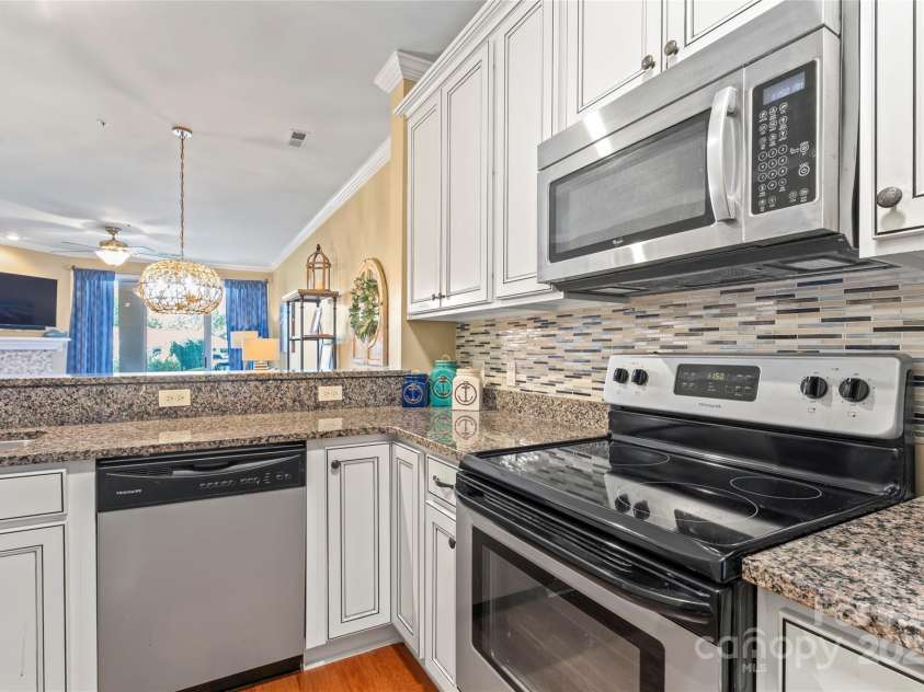 18009 Kings Point Drive, Cornelius, NC 28031.  MLS# CAR4315255, YatesRealty ID 5964. 