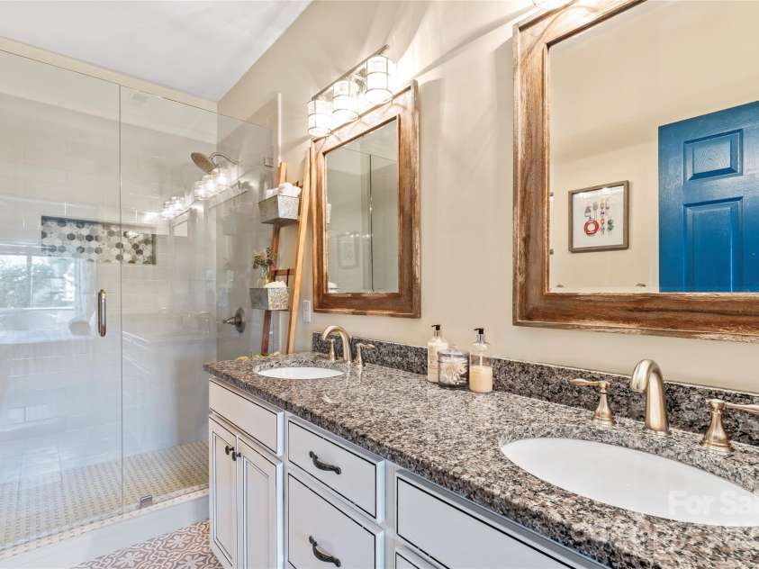 18009 Kings Point Drive, Cornelius, NC 28031.  MLS# CAR4315255, YatesRealty ID 5964. 