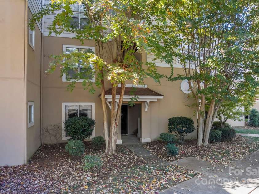 18009 Kings Point Drive, Cornelius, NC 28031.  MLS# CAR4315255, YatesRealty ID 5964. 