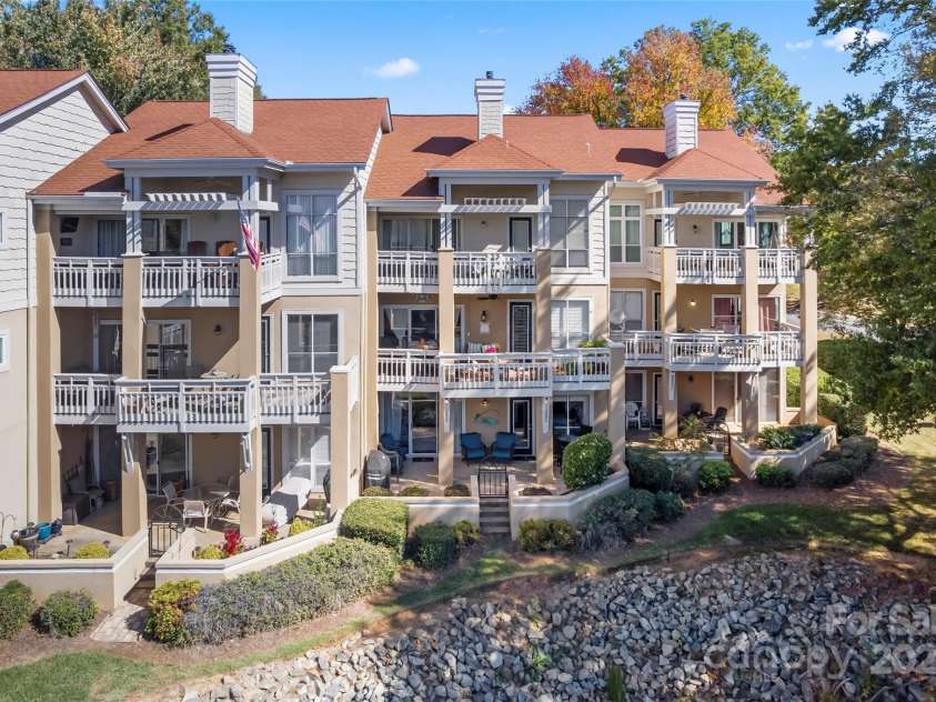 18009 Kings Point Drive, Cornelius, NC 28031.  MLS# CAR4315255, YatesRealty ID 5964. 