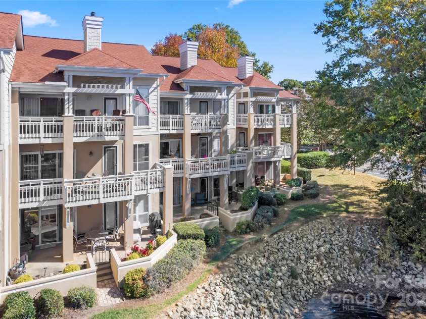 18009 Kings Point Drive, Cornelius, NC 28031.  MLS# CAR4315255, YatesRealty ID 5964. 