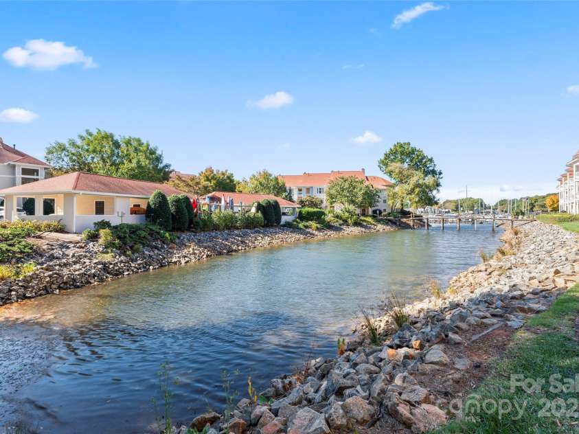 18009 Kings Point Drive, Cornelius, NC 28031.  MLS# CAR4315255, YatesRealty ID 5964. 