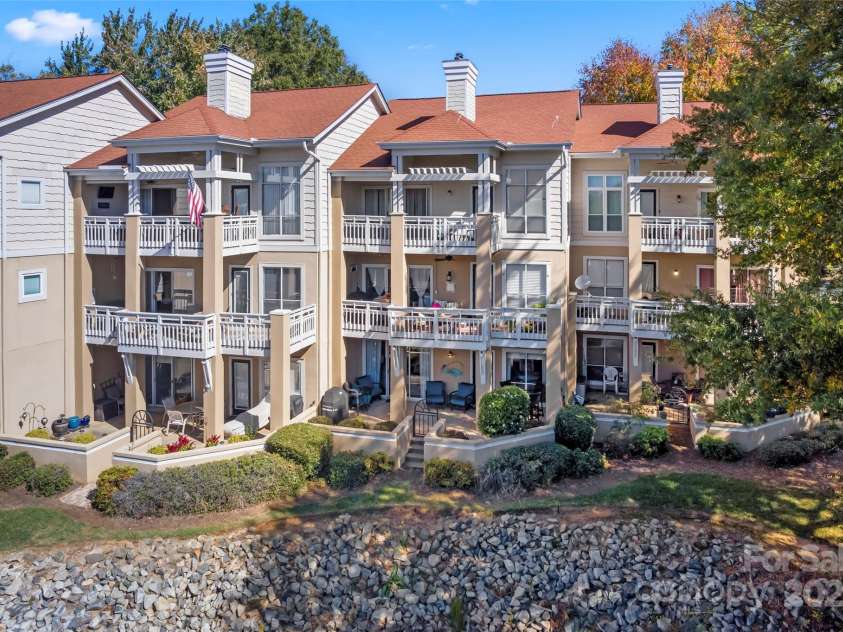 18009 Kings Point Drive, Cornelius, NC 28031.  MLS# CAR4315255, YatesRealty ID 5964. 