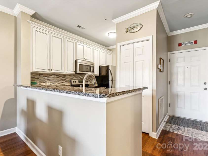 18009 Kings Point Drive, Cornelius, NC 28031.  MLS# CAR4315255, YatesRealty ID 5964. 