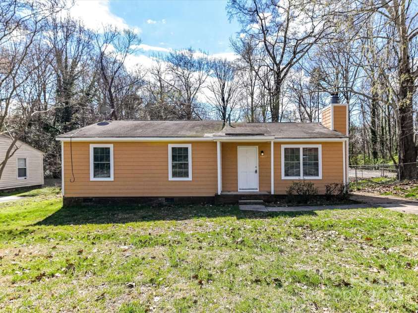 1327 Santee Street, Charlotte, NC 28208.  MLS# CAR4235557, YatesRealty ID 5973. 