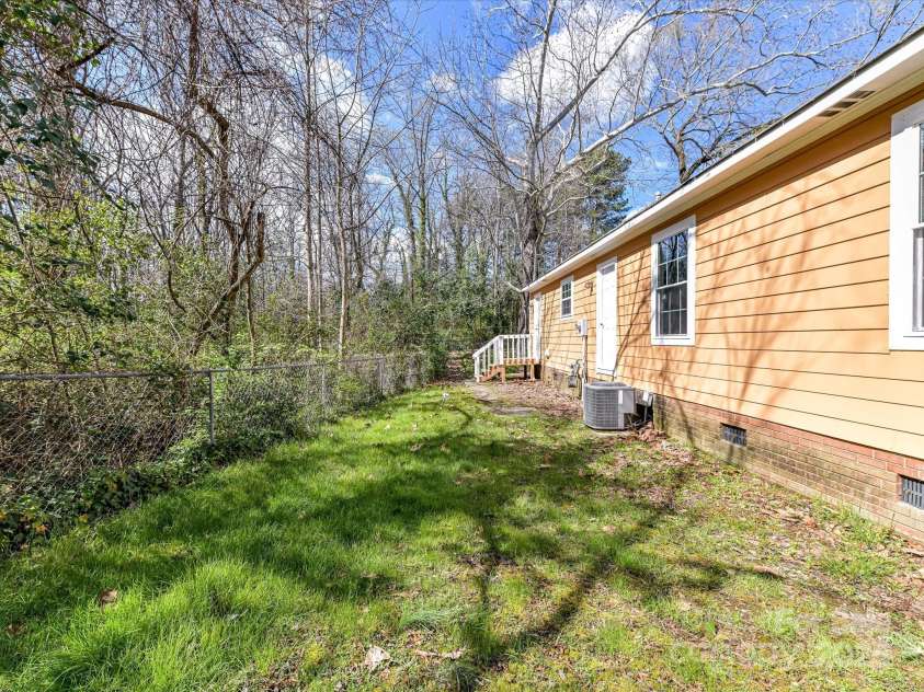 1327 Santee Street, Charlotte, NC 28208.  MLS# CAR4235557, YatesRealty ID 5973. 