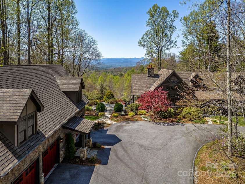 5019 Willow Road, Hendersonville, NC 28739.  MLS# CAR4244572, YatesRealty ID 5974. 