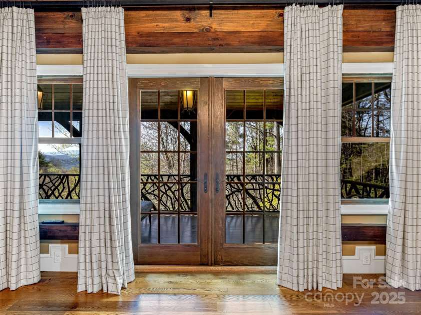 5019 Willow Road, Hendersonville, NC 28739.  MLS# CAR4244572, YatesRealty ID 5974. 