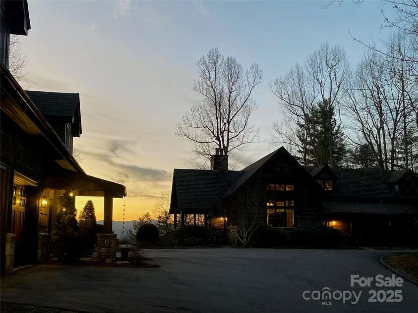 5019 Willow Road, Hendersonville, NC 28739.  MLS# CAR4244572, YatesRealty ID 5974. 