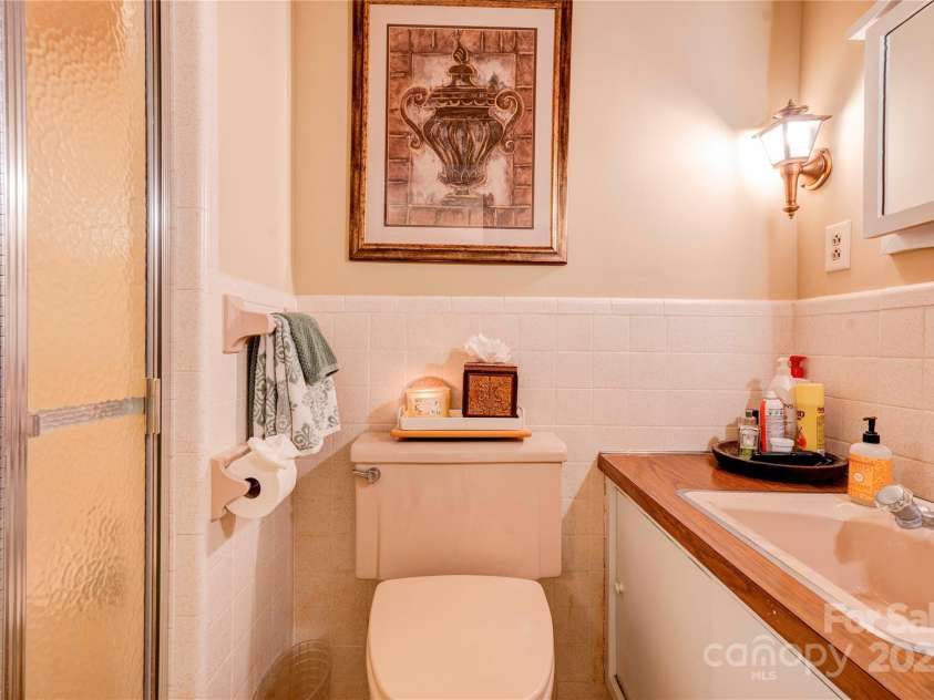 316 Country Club Acres None, Shelby, NC 28150.  MLS# CAR4244024, YatesRealty ID 5976. Bathroom 3