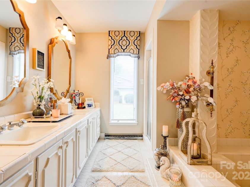 316 Country Club Acres None, Shelby, NC 28150.  MLS# CAR4244024, YatesRealty ID 5976. Primary Bath