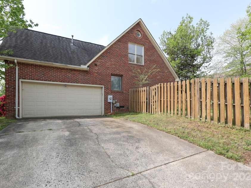 1121 Thoroughbred Place, Concord, NC 28027.  MLS# CAR4246454, YatesRealty ID 5978. 