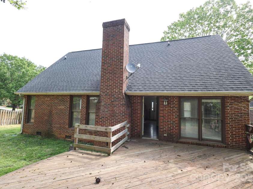 1121 Thoroughbred Place, Concord, NC 28027.  MLS# CAR4246454, YatesRealty ID 5978. 