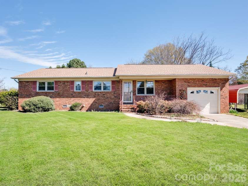 400 Pitts School Road, Concord, NC 28027.  MLS# CAR4359279, YatesRealty ID 5979. 