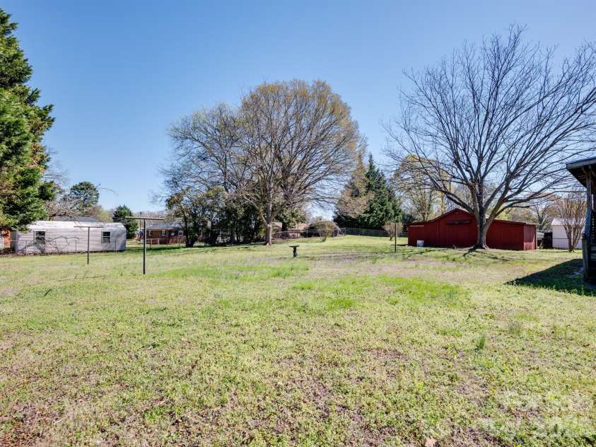 400 Pitts School Road, Concord, NC 28027.  MLS# CAR4359279, YatesRealty ID 5979. 