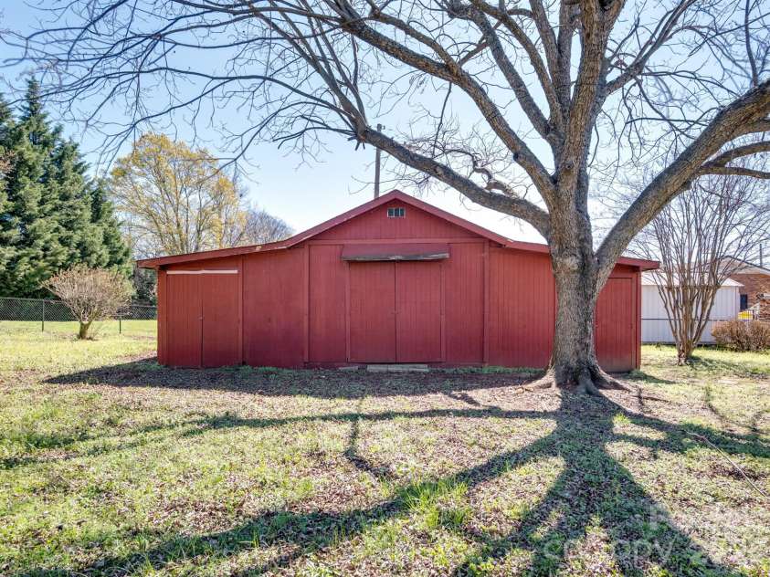 400 Pitts School Road, Concord, NC 28027.  MLS# CAR4359279, YatesRealty ID 5979. 