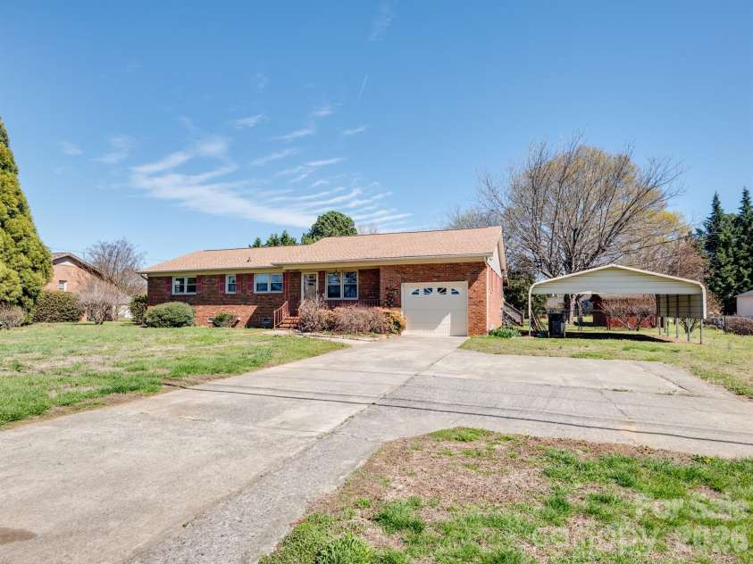 400 Pitts School Road, Concord, NC 28027.  MLS# CAR4359279, YatesRealty ID 5979. 