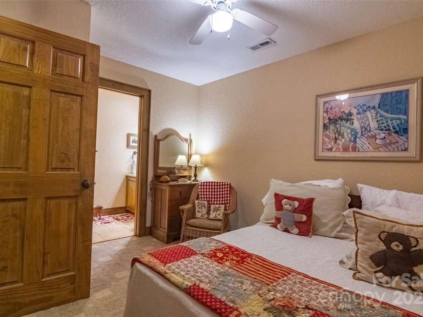 620 Sapphire Valley Road, Cashiers, NC 28717.  MLS# CAR4329121, YatesRealty ID 598. Bonus En-Suite #3 at the top of the stairs from the main floor. All furniture here conveys.