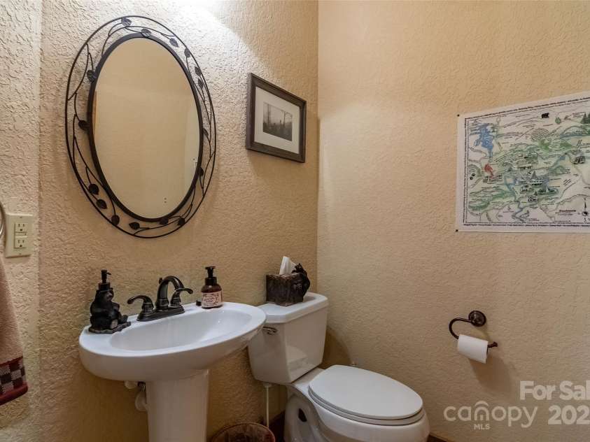 620 Sapphire Valley Road, Cashiers, NC 28717.  MLS# CAR4329121, YatesRealty ID 598. Half bath on the main floor located at the foyer. next to the open area.