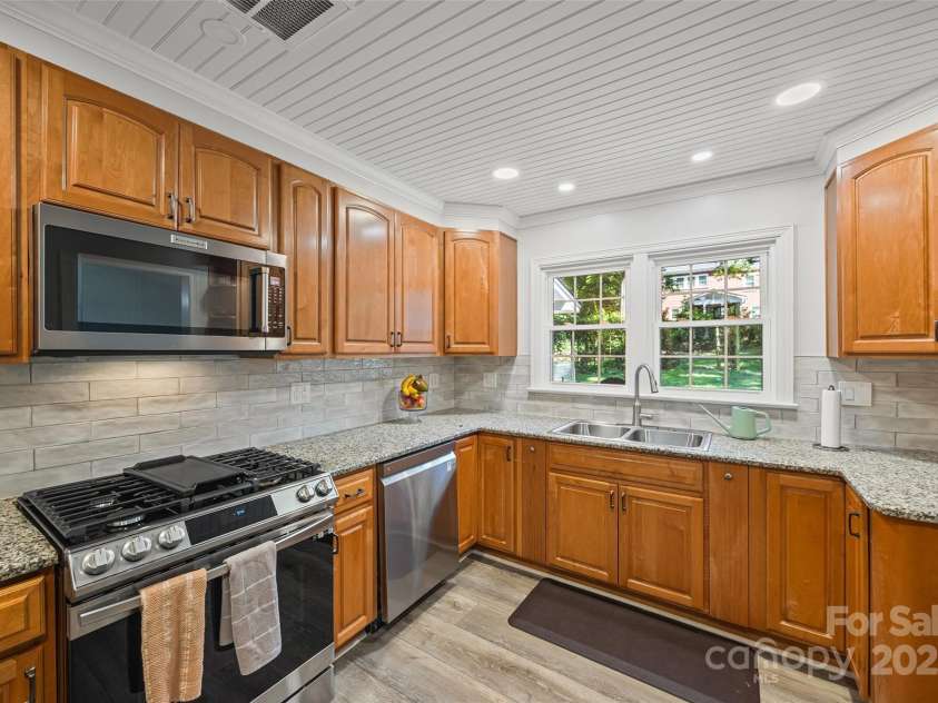 811 Myrtle Drive, Rock Hill, SC 29730.  MLS# CAR4332484, YatesRealty ID 5987. 
