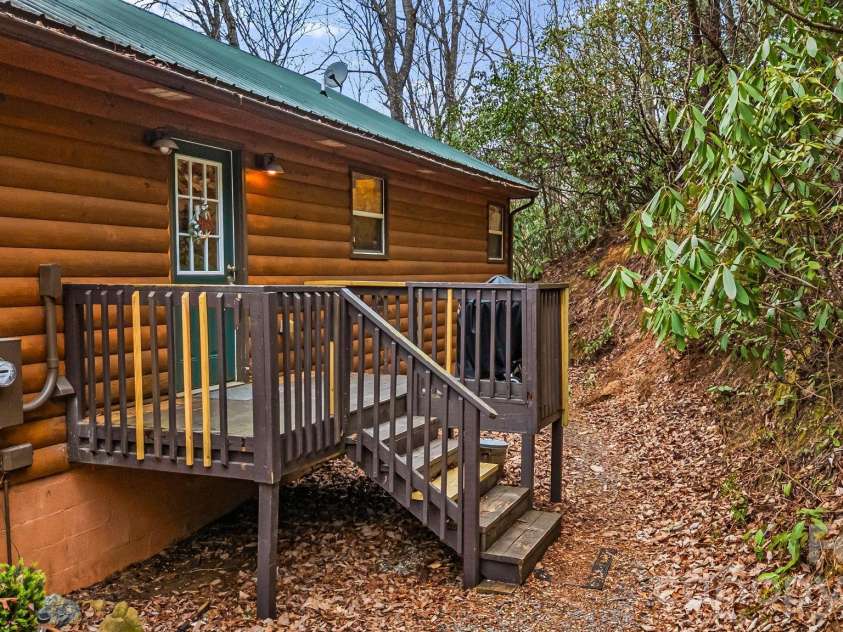 157 Crosspatch Lane, Bryson City, NC 28713.  MLS# CAR4355987, YatesRealty ID 5989. Entry