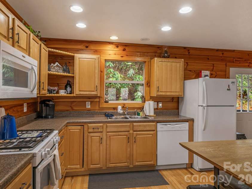 157 Crosspatch Lane, Bryson City, NC 28713.  MLS# CAR4355987, YatesRealty ID 5989. Kitchen fully equipped!  