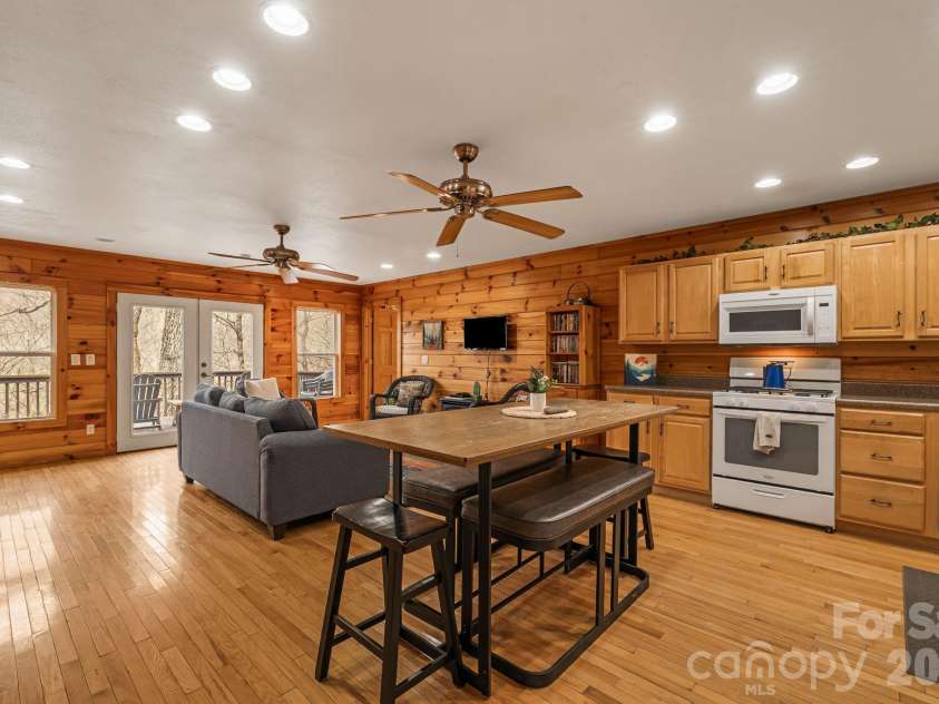 157 Crosspatch Lane, Bryson City, NC 28713.  MLS# CAR4355987, YatesRealty ID 5989. Let's make a memory!