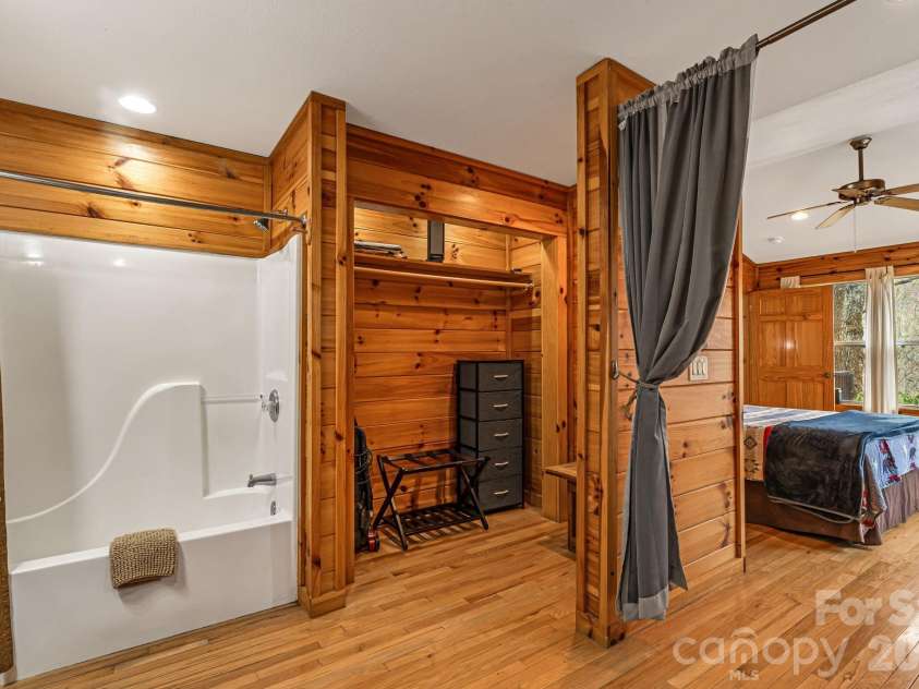 157 Crosspatch Lane, Bryson City, NC 28713.  MLS# CAR4355987, YatesRealty ID 5989. Primary bathroom